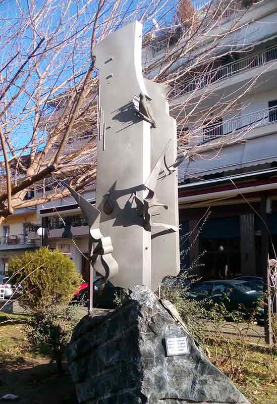 Γλυπτό στην Καρδίτσα